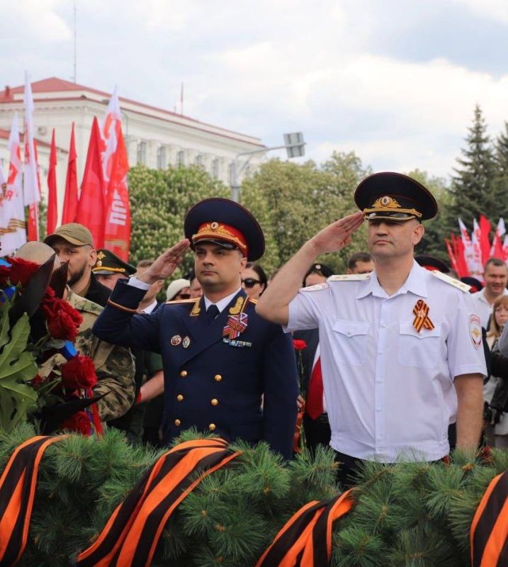 В Луганске руководитель следственного управления возложил цветы к Пилону Славы и Могиле Неизвестного Солдата В Луганске руководитель следственного управления возложил цветы к Пилону Славы и Могиле Неизвестного Солдата