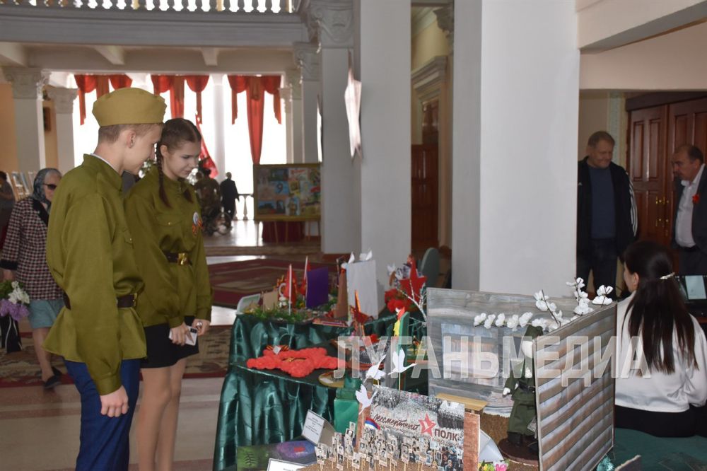 В Стаханове В день 80-летия Великой Победы в фойе Городского Дворца культуры им. Горького была организована тематическая инсталляция «Великий подвиг – славиться в веках!» В Стаханове В день 80-летия Великой Победы в фойе Городского Дворца культуры им. Горького была организована тематическая инсталляция «Великий подвиг – славиться в веках!»
