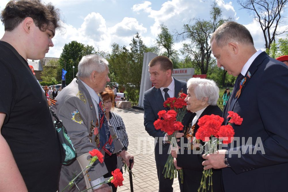 На площади Боевой Славы города Первомайска состоялась церемония возложения цветов и венков к Братской могиле Советских воинов и стеле «Герои – земляки», посвященная 80-й годовщине Победы в Великой Отечественной войне На площади Боевой Славы города Первомайска состоялась церемония возложения цветов и венков к Братской могиле Советских воинов и стеле «Герои – земляки», посвященная 80-й годовщине Победы в Великой Отечественной войне