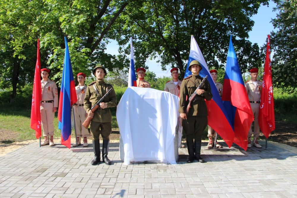 В ноябре 2021 года при раскопках, произведённых членами военно-патриотического поискового клуба "Плацдарм" в пгт Меловое, на территории площади им. Ф. Чечерева, было обнаружено 61 останков военнослужащих Красной Армии В ноябре 2021 года при раскопках, произведённых членами военно-патриотического поискового клуба "Плацдарм" в пгт Меловое, на территории площади им. Ф. Чечерева, было обнаружено 61 останков военнослужащих Красной Армии