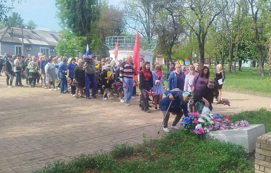 Сергей Колягин: Сегодня по всей территории городского округа жители возлагали венки и цветы к мемориалам, памятникам и братским могилам, где захоронены советские воины – наши земляки, погибшие при обороне и освобождении... Сергей Колягин: Сегодня по всей территории городского округа жители возлагали венки и цветы к мемориалам, памятникам и братским могилам, где захоронены советские воины – наши земляки, погибшие при обороне и освобождении...