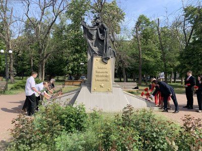 Ко всем мемориалам Луганска прошло одновременное возложение цветов Ко всем мемориалам Луганска прошло одновременное возложение цветов