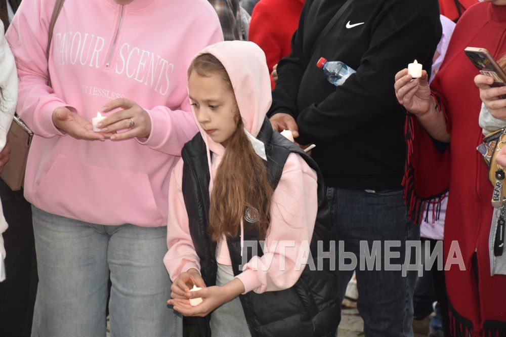 В Краснодоне праздничный день завершился концертом и акцией «Свеча памяти» В Краснодоне праздничный день завершился концертом и акцией «Свеча памяти»