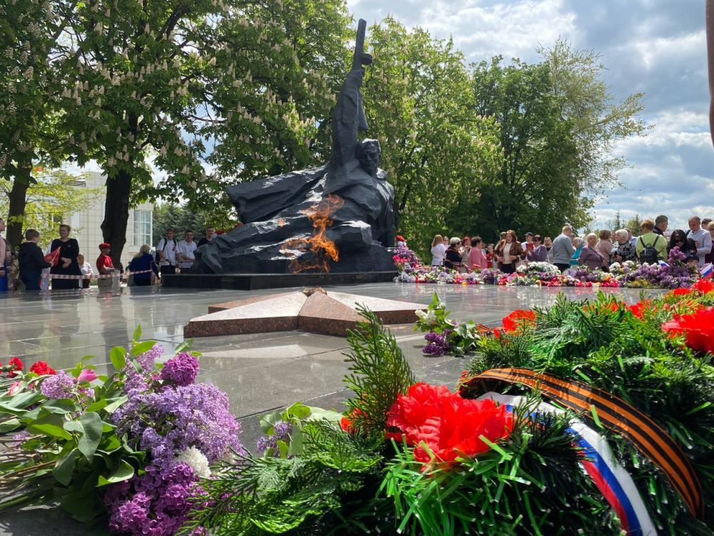 В Антраците на площади мемориального комплекса «Вечный огонь» состоялся торжественный митинг «Салют и слава годовщине навеки памятного дня» В Антраците на площади мемориального комплекса «Вечный огонь» состоялся торжественный митинг «Салют и слава годовщине навеки памятного дня»