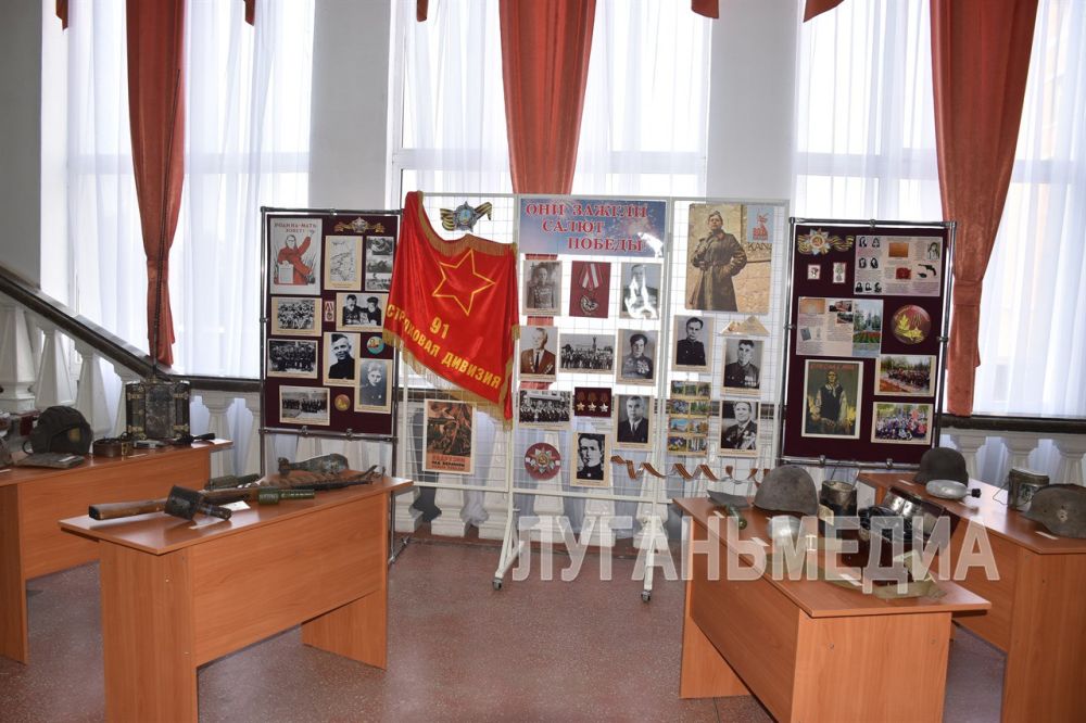 В Стаханове В день 80-летия Великой Победы в фойе Городского Дворца культуры им. Горького была организована тематическая инсталляция «Великий подвиг – славиться в веках!» В Стаханове В день 80-летия Великой Победы в фойе Городского Дворца культуры им. Горького была организована тематическая инсталляция «Великий подвиг – славиться в веках!»