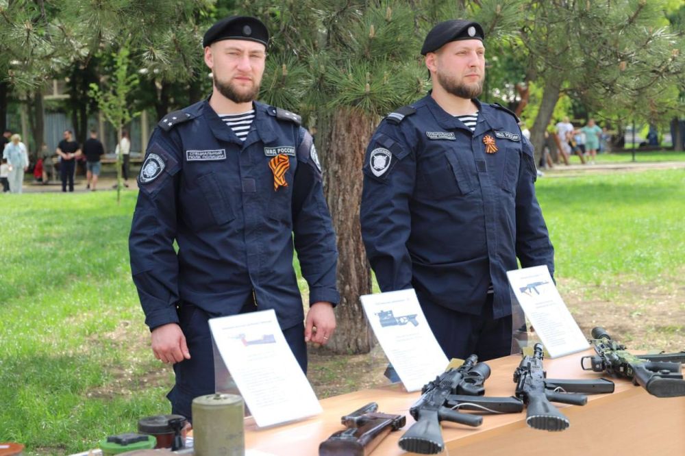 В сквере имени Героев «Молодой гвардии» в День Победы прошла выставка подразделений регионального МВД
