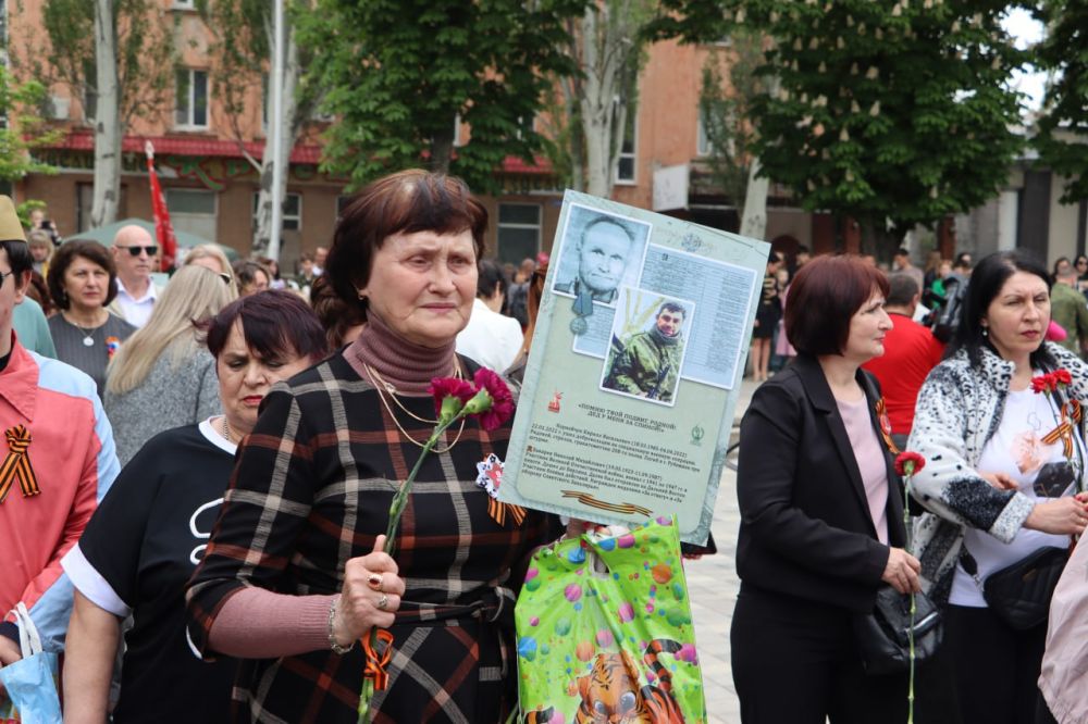 После торжественного мероприятия состоялось возложение цветов к священному месту – Братской могиле партизан и подпольщиков, погибших в годы Великой Отечественной войны После торжественного мероприятия состоялось возложение цветов к священному месту – Братской могиле партизан и подпольщиков, погибших в годы Великой Отечественной войны