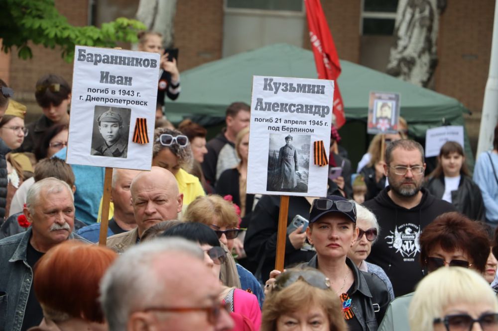 После торжественного мероприятия состоялось возложение цветов к священному месту – Братской могиле партизан и подпольщиков, погибших в годы Великой Отечественной войны После торжественного мероприятия состоялось возложение цветов к священному месту – Братской могиле партизан и подпольщиков, погибших в годы Великой Отечественной войны