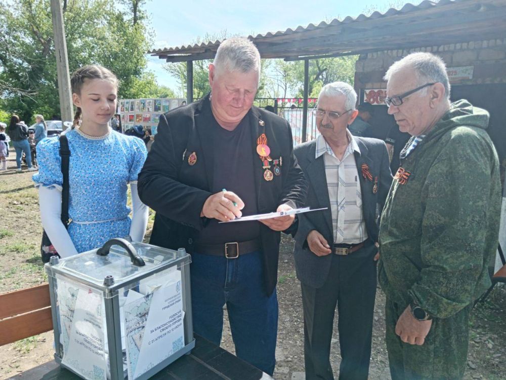 Сергей Козенко: Сегодня, в День Великой Победы, Краснодонский муниципальный округ оживился в праздничной атмосфере! Жители с энтузиазмом принимают участие в торжествах и массово посещают общественные места, наслаждаясь... Сергей Козенко: Сегодня, в День Великой Победы, Краснодонский муниципальный округ оживился в праздничной атмосфере! Жители с энтузиазмом принимают участие в торжествах и массово посещают общественные места, наслаждаясь...