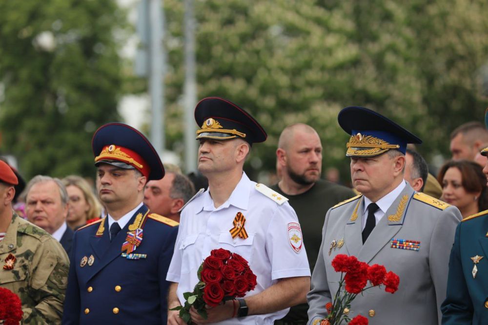 Алексей Кампф в 80-ю годовщину Победы возложил цветы к Пилону Славы и Могиле Неизвестного Солдата Алексей Кампф в 80-ю годовщину Победы возложил цветы к Пилону Славы и Могиле Неизвестного Солдата