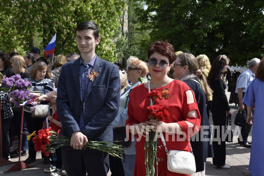 В Антрацитовском муниципальном округе состоялся торжественный митинг «Салют и слава годовщине навеки памятного дня» В Антрацитовском муниципальном округе состоялся торжественный митинг «Салют и слава годовщине навеки памятного дня»