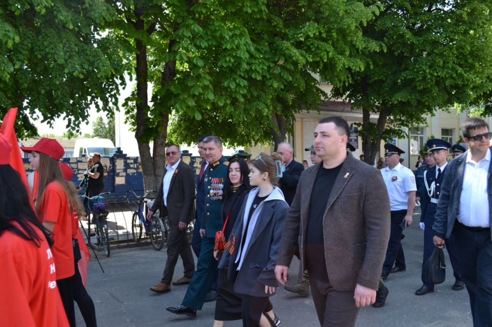 По центральной площади нашего округа прошло торжественное шествие "Бессмертный полк" По центральной площади нашего округа прошло торжественное шествие "Бессмертный полк"