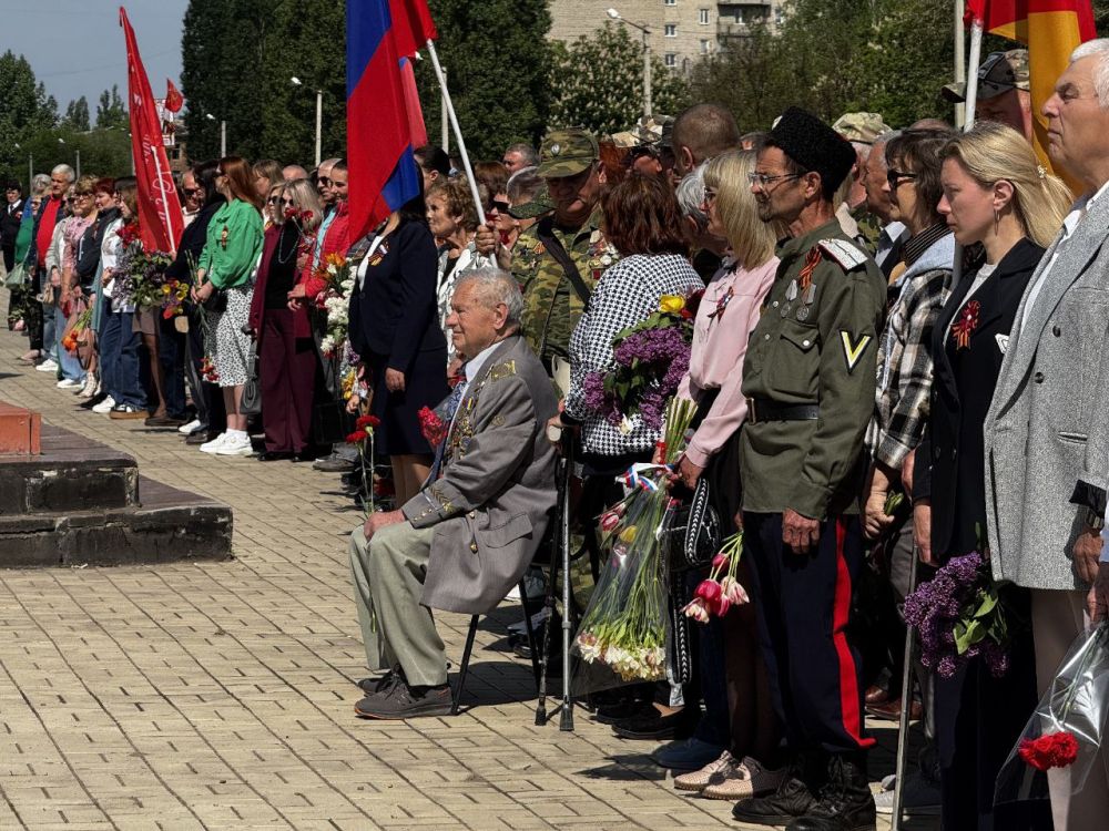 Сергей Колягин: В этом году в городе Первомайске церемония возложения цветов к Братской могиле советских воинов, расположенной на площади Боевой Славы, была особенной, и не только потому, что сегодня 80-я годовщина со Дня... Сергей Колягин: В этом году в городе Первомайске церемония возложения цветов к Братской могиле советских воинов, расположенной на площади Боевой Славы, была особенной, и не только потому, что сегодня 80-я годовщина со Дня...