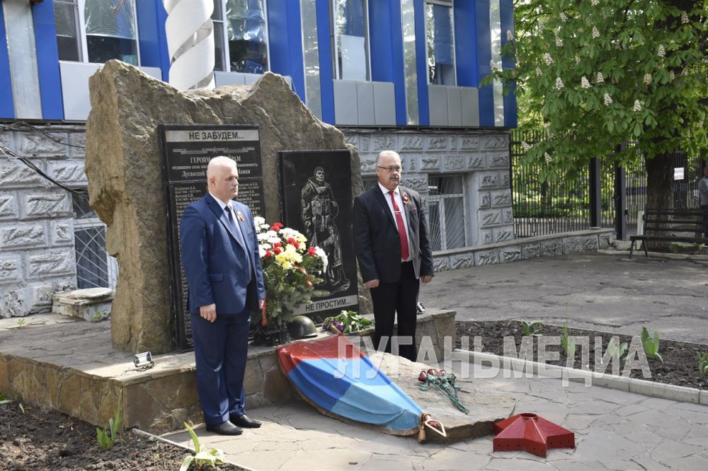В Антрацитовском муниципальном округе в честь 80-летия великой Победы жители муниципалитета возложили цветы к памятным местам В Антрацитовском муниципальном округе в честь 80-летия великой Победы жители муниципалитета возложили цветы к памятным местам
