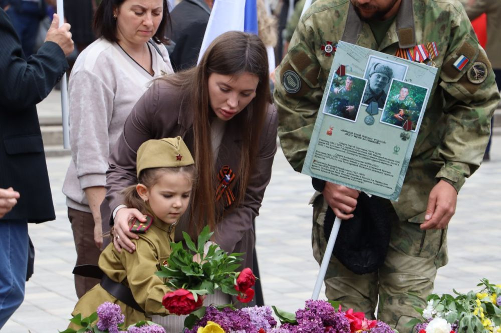 После торжественного мероприятия состоялось возложение цветов к священному месту – Братской могиле партизан и подпольщиков, погибших в годы Великой Отечественной войны После торжественного мероприятия состоялось возложение цветов к священному месту – Братской могиле партизан и подпольщиков, погибших в годы Великой Отечественной войны