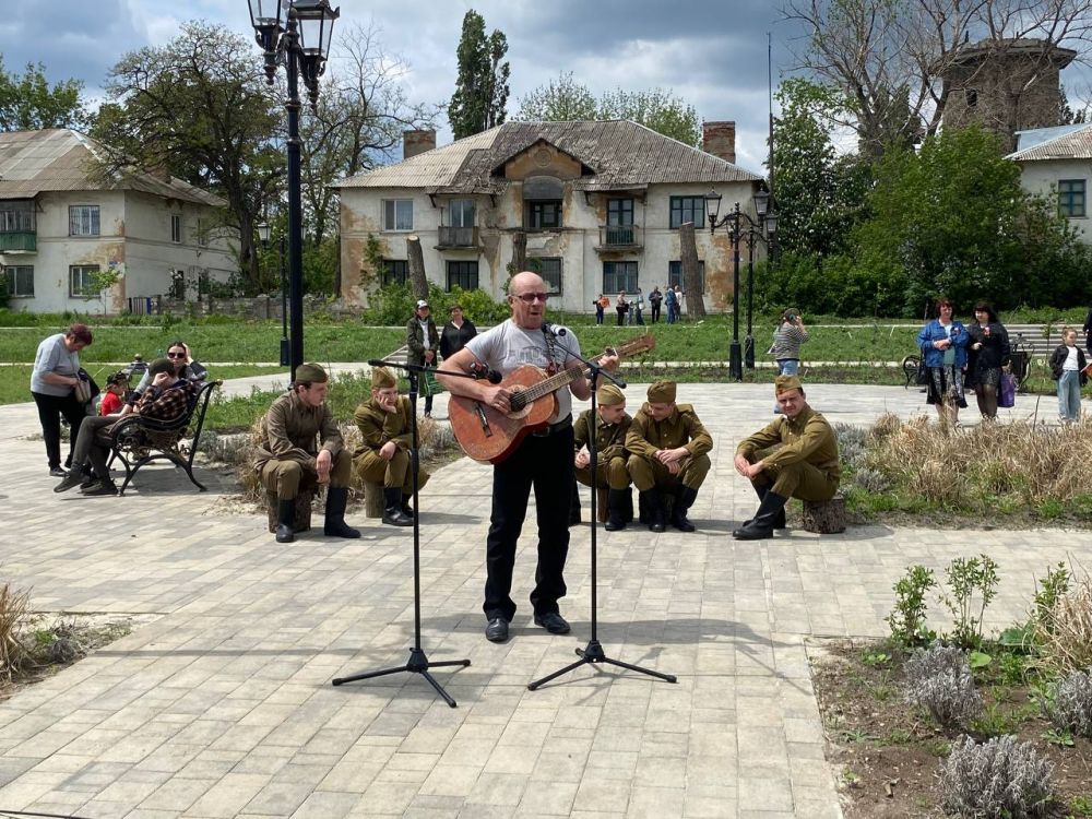 В сквере возле центрального городского Дворца культуры имени Ленина прошел впечатляющий солдатский привал «Солдаты мая, слава вам навеки» В сквере возле центрального городского Дворца культуры имени Ленина прошел впечатляющий солдатский привал «Солдаты мая, слава вам навеки»