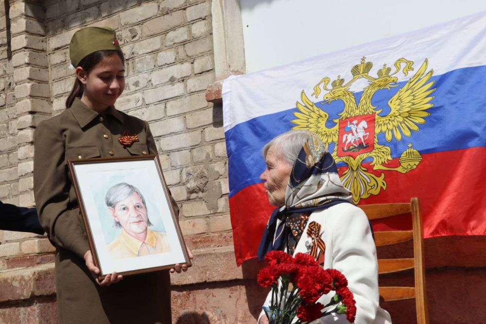 Яна Сылкина: Также депутаты приняли участие в доброй ежегодной акции - концерт под окном ветерана Яна Сылкина: Также депутаты приняли участие в доброй ежегодной акции - концерт под окном ветерана