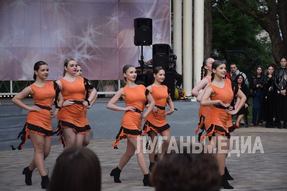 В Краснодоне праздничный день завершился концертом и акцией «Свеча памяти» В Краснодоне праздничный день завершился концертом и акцией «Свеча памяти»