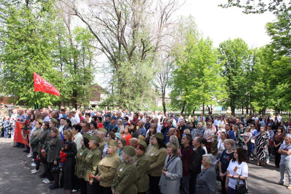Митинг, посвященный 80-летию Победы, у памятника Скорбящей матери: единство и память Митинг, посвященный 80-летию Победы, у памятника Скорбящей матери: единство и память
