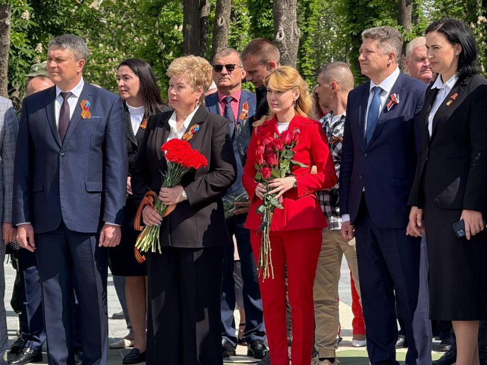 Дарья Лантратова: С Главой Республики Леонидом Пасечником, коллегой сенатором Ольгой Бас, председателем Правительства ЛНР Егором Ковальчуком возложили цветы к Пилону Славы и Могиле Неизвестного Солдата Дарья Лантратова: С Главой Республики Леонидом Пасечником, коллегой сенатором Ольгой Бас, председателем Правительства ЛНР Егором Ковальчуком возложили цветы к Пилону Славы и Могиле Неизвестного Солдата