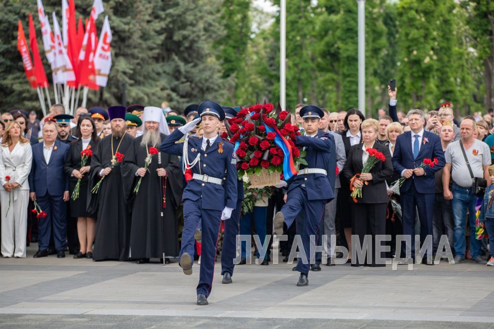 В центре Луганска прошли традиционные мероприятия, посвященные Дню Победы В центре Луганска прошли традиционные мероприятия, посвященные Дню Победы