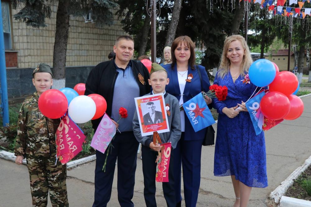 В день празднования 80-летия Победы в Великой Отечественной войне молодежь Администрации Марковского муниципального округа раздали жителям воздушные шары и тематические флажки!!! В день празднования 80-летия Победы в Великой Отечественной войне молодежь Администрации Марковского муниципального округа раздали жителям воздушные шары и тематические флажки!!!