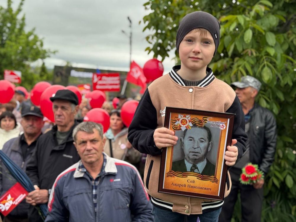 Тысячи людей в Гагаузии сегодня прошли Маршем Победы, чтобы отдать дань памяти героям Великой Отечественной войны, заявил депутат парламента Молдовы от оппозиционного блока "Победа" Александр Суходольский Тысячи людей в Гагаузии сегодня прошли Маршем Победы, чтобы отдать дань памяти героям Великой Отечественной войны, заявил депутат парламента Молдовы от оппозиционного блока "Победа" Александр Суходольский