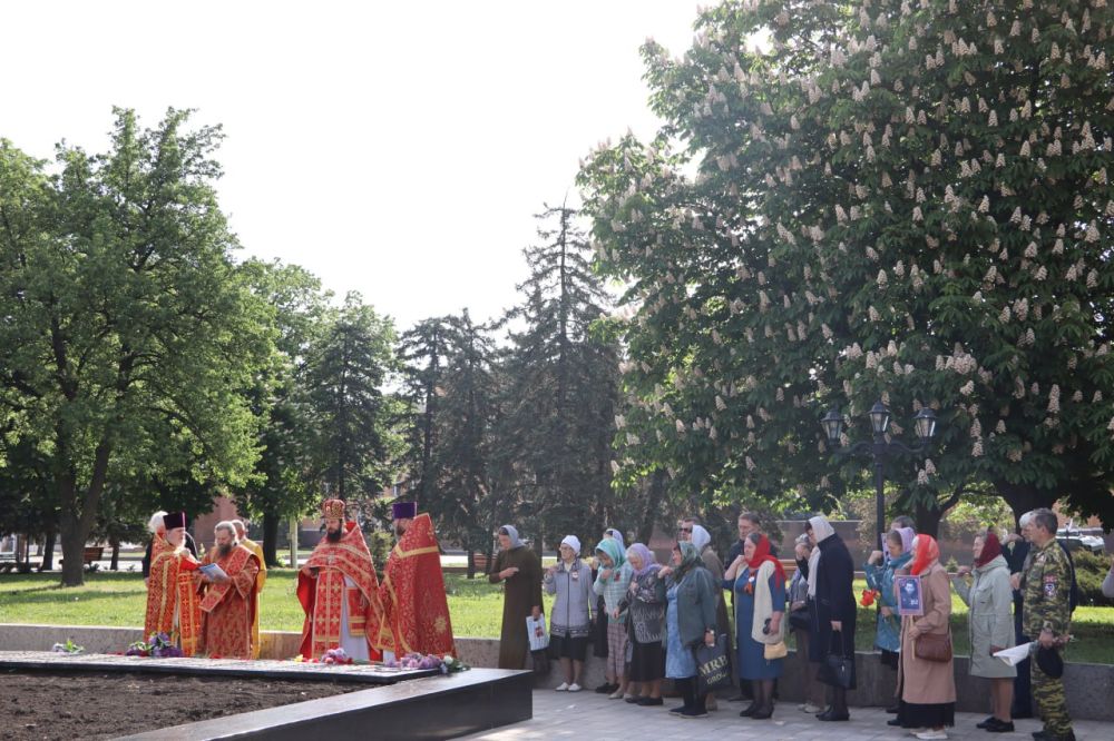 Череда праздничных мероприятий, посвященных юбилею Победы в Великой Отечественной войне, в Стаханове началась с торжественного богослужения за дарование Победы в Великой Отечественной войне, который отслужил архимандрит... Череда праздничных мероприятий, посвященных юбилею Победы в Великой Отечественной войне, в Стаханове началась с торжественного богослужения за дарование Победы в Великой Отечественной войне, который отслужил архимандрит...