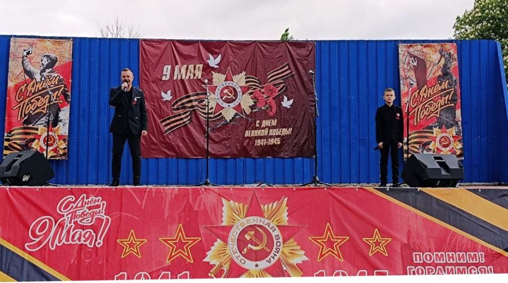 В Антраците, в день 80-летия Победы в Великой Отечественной войне, возле ДК им. Ленина прошел праздничный концерт В Антраците, в день 80-летия Победы в Великой Отечественной войне, возле ДК им. Ленина прошел праздничный концерт