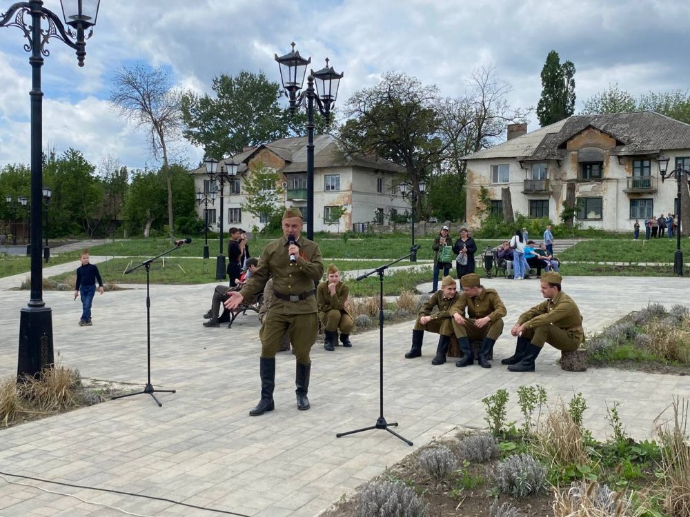 В сквере возле центрального городского Дворца культуры имени Ленина прошел впечатляющий солдатский привал «Солдаты мая, слава вам навеки» В сквере возле центрального городского Дворца культуры имени Ленина прошел впечатляющий солдатский привал «Солдаты мая, слава вам навеки»