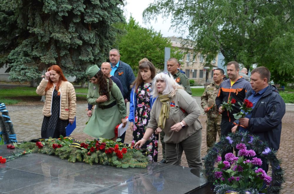 ДЕНЬ ПОБЕДЫ! Возложение цветов к Мемориалу «Памятник воинам – землякам» ДЕНЬ ПОБЕДЫ! Возложение цветов к Мемориалу «Памятник воинам – землякам»
