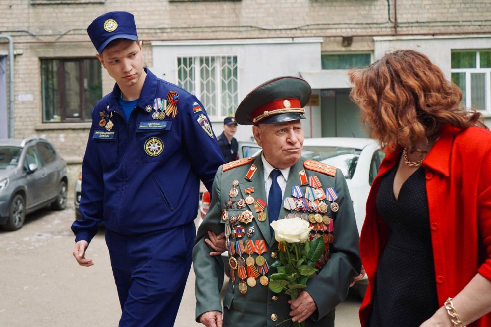 Парад для героя. Виталий Тимофеевич Чайкин родился в 1926 году в деревне Викторовка Суджанского района Курской области Парад для героя. Виталий Тимофеевич Чайкин родился в 1926 году в деревне Викторовка Суджанского района Курской области