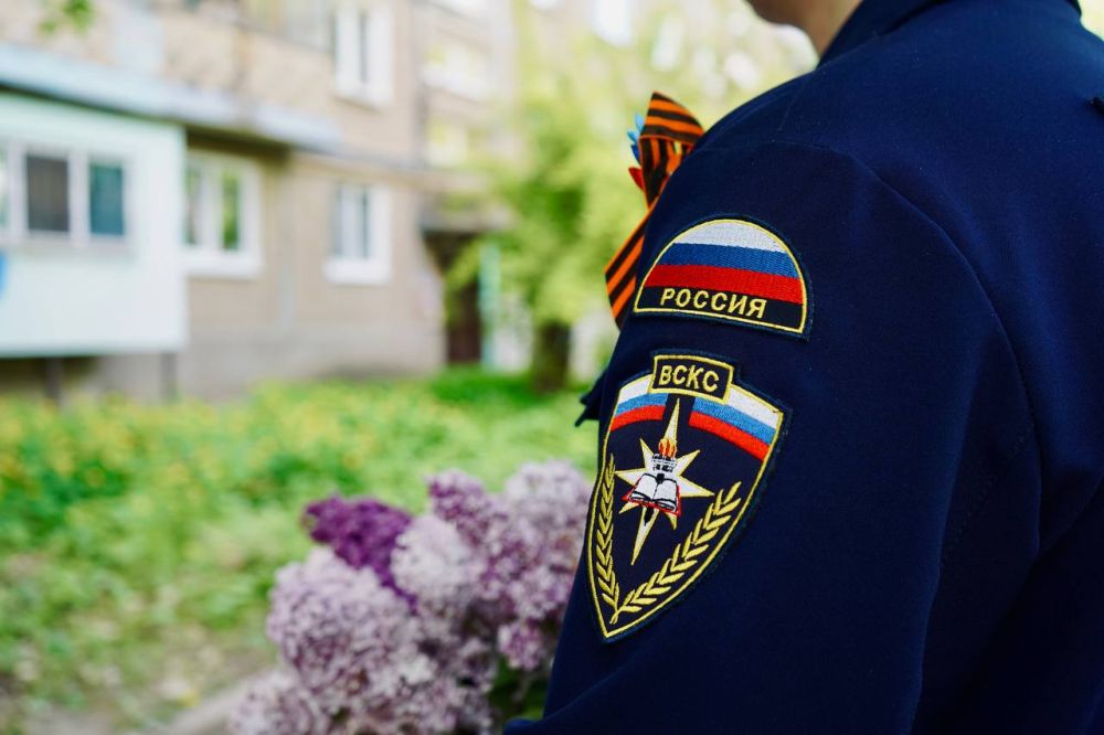 Спасибо за Победу!. В День Победы добровольцы Луганского регионального отделения ВСКС и студенты Института гражданской защиты подготовили для ветеранов Великой Отечественной Войны торжественный марш под их окнами Спасибо за Победу!. В День Победы добровольцы Луганского регионального отделения ВСКС и студенты Института гражданской защиты подготовили для ветеранов Великой Отечественной Войны торжественный марш под их окнами