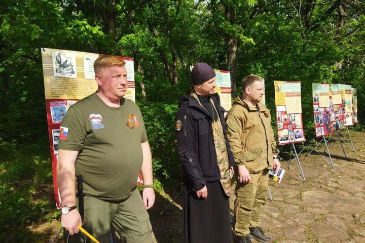 Алое знамя над местами боевой славы: В ЛНР на «Партизанской стоянке» отметили День Победы Алое знамя над местами боевой славы: В ЛНР на «Партизанской стоянке» отметили День Победы