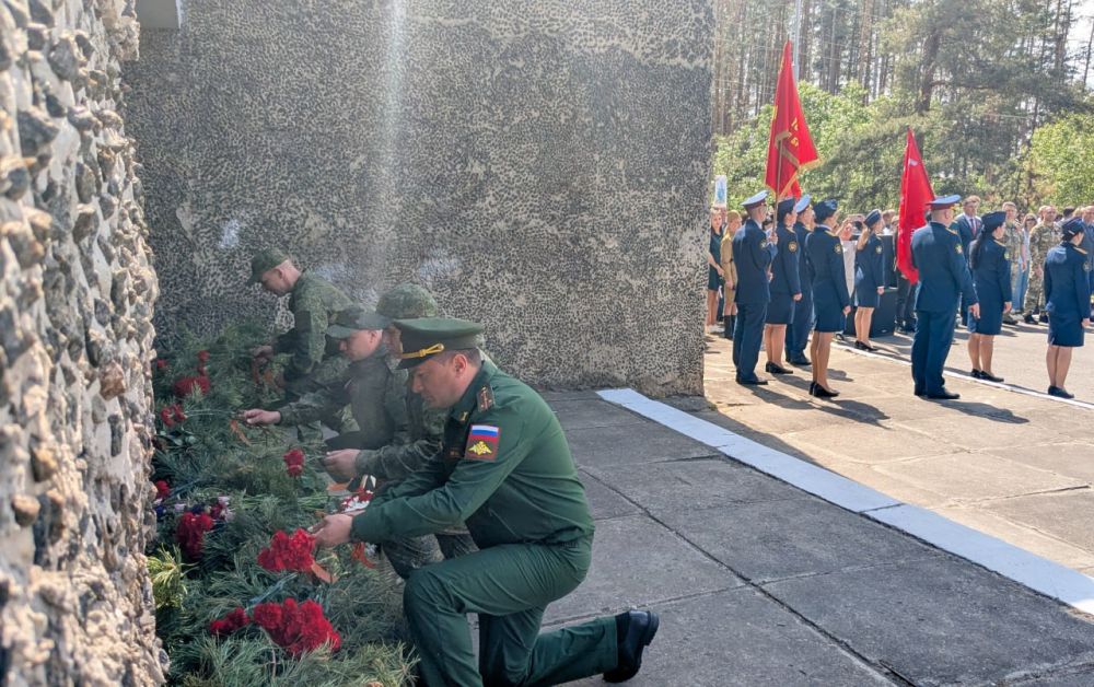 Владимир Чернев: Сегодня на мемориальном комплексе в честь воинских соединений, освободивших Старобельск, прошла торжественная церемония возложения цветов ко Дню Победы Владимир Чернев: Сегодня на мемориальном комплексе в честь воинских соединений, освободивших Старобельск, прошла торжественная церемония возложения цветов ко Дню Победы
