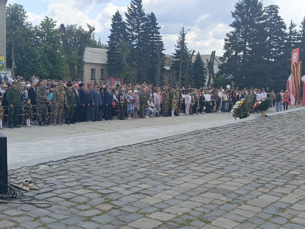 Сегодня торжественный митинг собрал ровенчан, чтобы отдать дань памяти всем тем, кто защищал нашу страну в годы Великой Отечественной войны на фронте и в тылу, тем, кто восстанавливал страну в послевоенные годы, и, конечно... Сегодня торжественный митинг собрал ровенчан, чтобы отдать дань памяти всем тем, кто защищал нашу страну в годы Великой Отечественной войны на фронте и в тылу, тем, кто восстанавливал страну в послевоенные годы, и, конечно...