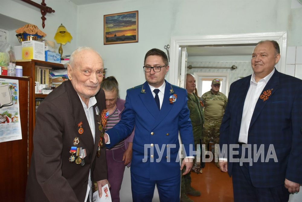 В Новопскове ветерану Великой Отечественной войны Спиридону Афанасьевичу Гнилобокову по поручению Президента Российской Федерации Владимира Владимировича Путина было вручено адресное поздравление с Днем Победы! В Новопскове ветерану Великой Отечественной войны Спиридону Афанасьевичу Гнилобокову по поручению Президента Российской Федерации Владимира Владимировича Путина было вручено адресное поздравление с Днем Победы!