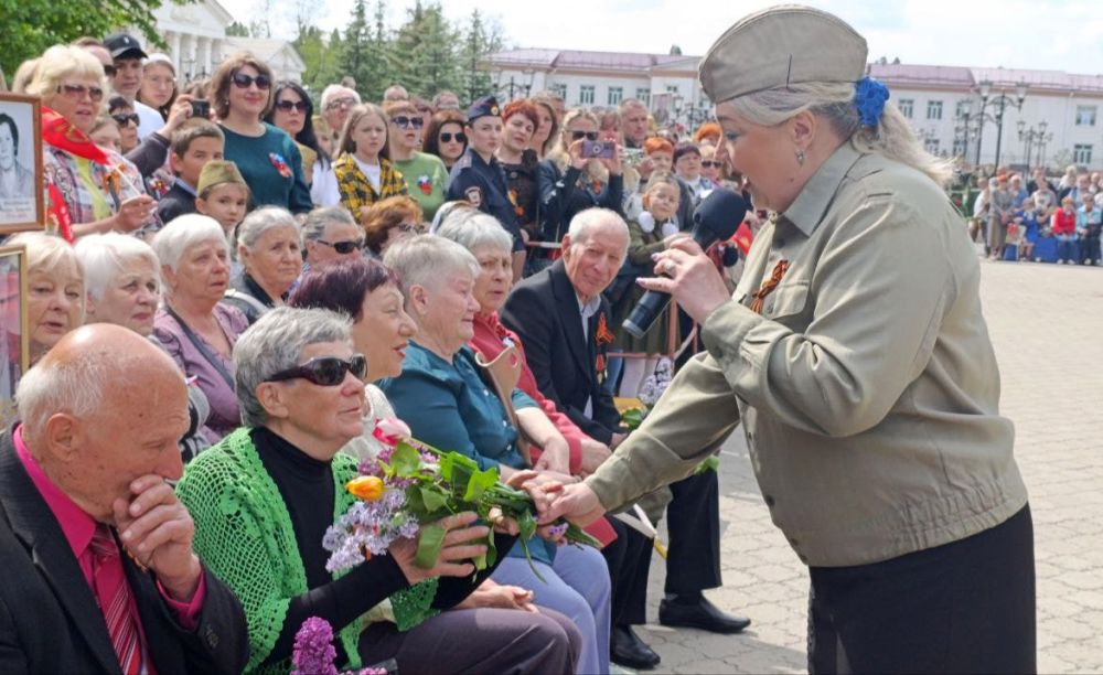 В Антраците на площади мемориального комплекса «Вечный огонь» состоялся торжественный митинг «Салют и слава годовщине навеки памятного дня» В Антраците на площади мемориального комплекса «Вечный огонь» состоялся торжественный митинг «Салют и слава годовщине навеки памятного дня»