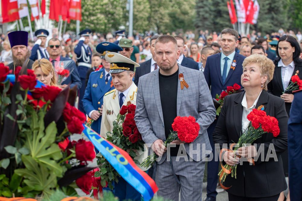 В центре Луганска прошли традиционные мероприятия, посвященные Дню Победы В центре Луганска прошли традиционные мероприятия, посвященные Дню Победы