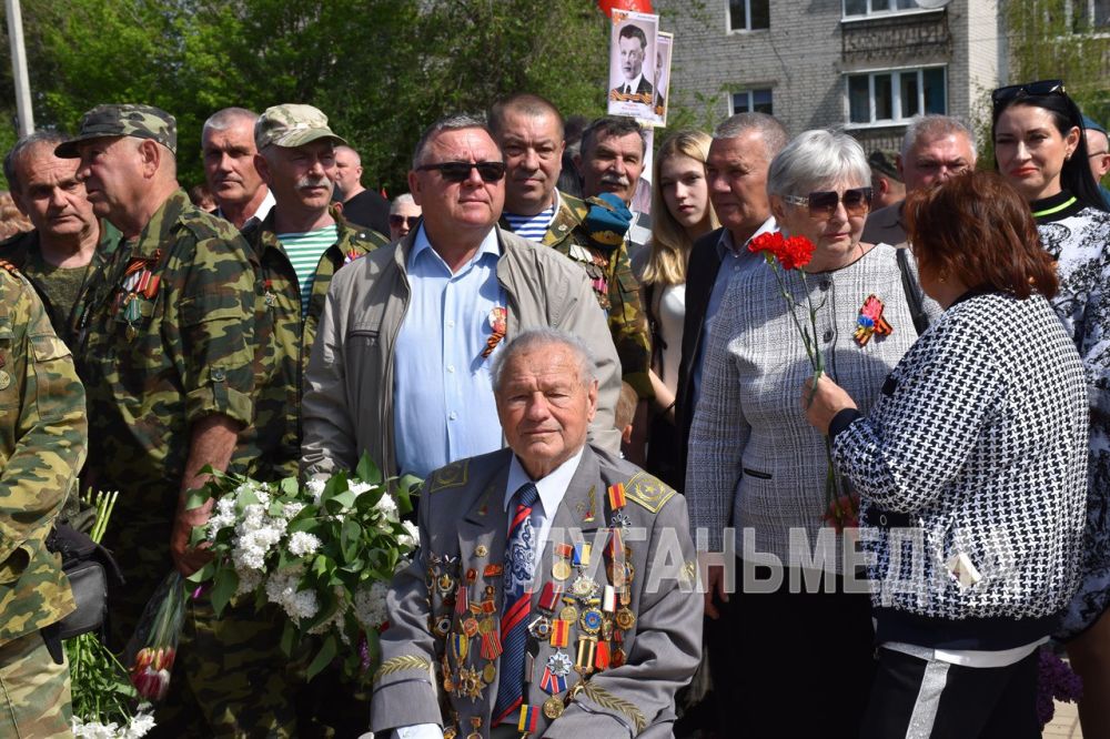 На площади Боевой Славы города Первомайска состоялась церемония возложения цветов и венков к Братской могиле Советских воинов и стеле «Герои – земляки», посвященная 80-й годовщине Победы в Великой Отечественной войне На площади Боевой Славы города Первомайска состоялась церемония возложения цветов и венков к Братской могиле Советских воинов и стеле «Герои – земляки», посвященная 80-й годовщине Победы в Великой Отечественной войне