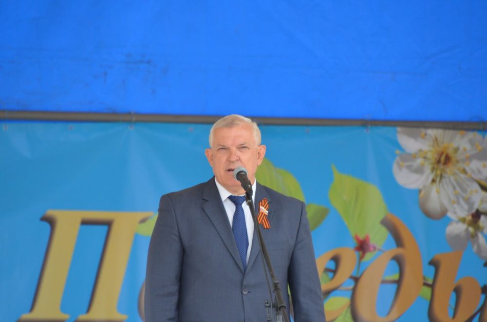 Сегодня в Краснодоне, на священной площади нашего города состоялся торжественный митинг в честь 80-летней годовщины Победы в Великой Отечественной Войне Сегодня в Краснодоне, на священной площади нашего города состоялся торжественный митинг в честь 80-летней годовщины Победы в Великой Отечественной Войне