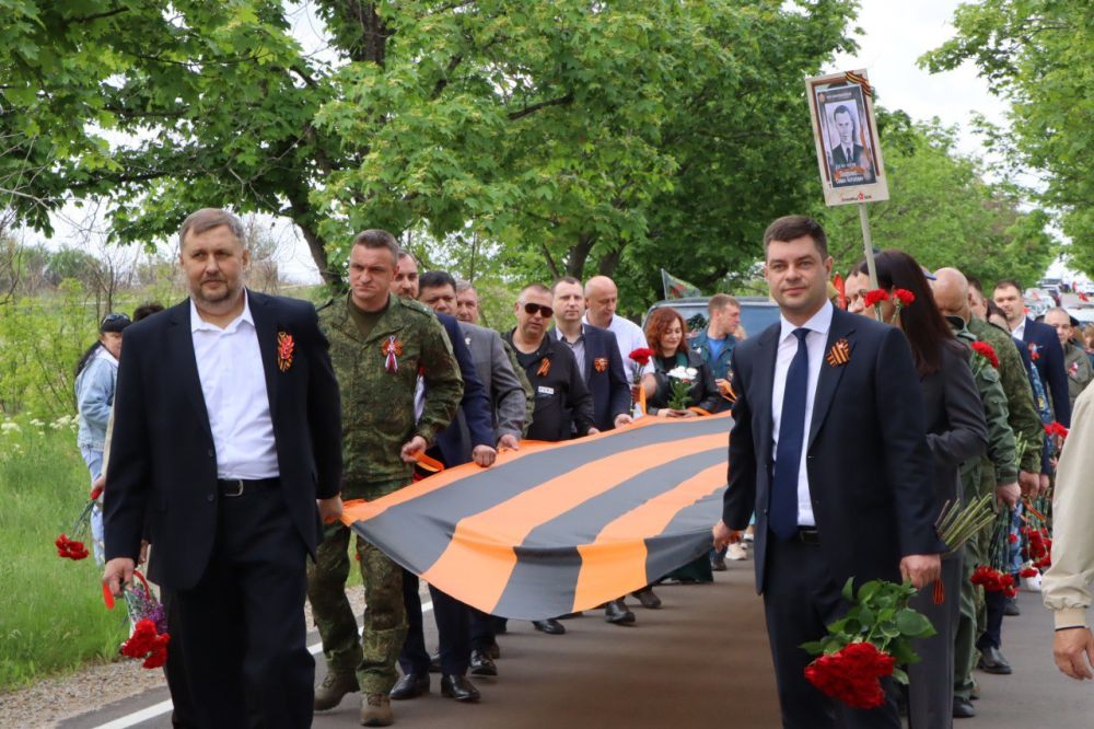 Евгений Бондарь: 9 мая, в 80-ю годовщину Победы, вместе с жителями Лутугинщины и гостями нашего округа присоединились к пешей акции партии «Единая Россия» «80 тысяч шагов к Великой Победе», отдав дань памяти непростому пути... Евгений Бондарь: 9 мая, в 80-ю годовщину Победы, вместе с жителями Лутугинщины и гостями нашего округа присоединились к пешей акции партии «Единая Россия» «80 тысяч шагов к Великой Победе», отдав дань памяти непростому пути...