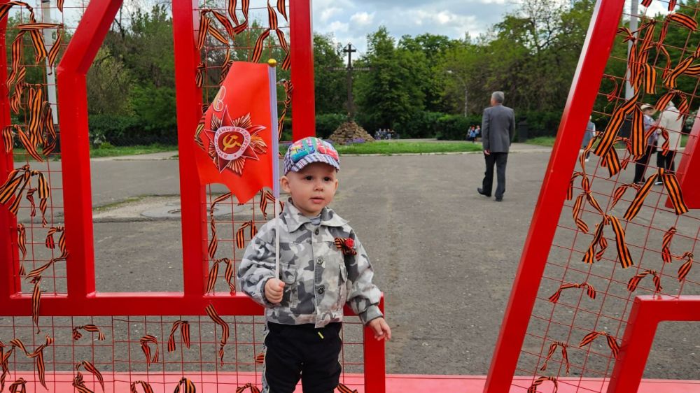 Победа объединяет. Акция «Тысяча сердец», объявленная в Алчевске по инициативе ООО «ЮГМК», подхвачена горожанами Победа объединяет. Акция «Тысяча сердец», объявленная в Алчевске по инициативе ООО «ЮГМК», подхвачена горожанами