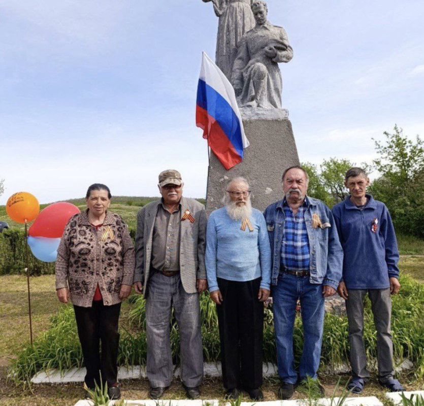 Сергей Колягин: Сегодня по всей территории городского округа жители возлагали венки и цветы к мемориалам, памятникам и братским могилам, где захоронены советские воины – наши земляки, погибшие при обороне и освобождении... Сергей Колягин: Сегодня по всей территории городского округа жители возлагали венки и цветы к мемориалам, памятникам и братским могилам, где захоронены советские воины – наши земляки, погибшие при обороне и освобождении...
