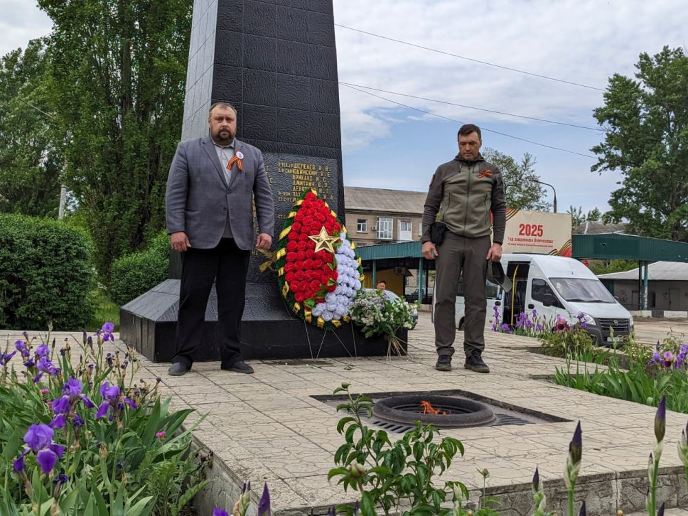 Поклонимся великим тем годам Поклонимся великим тем годам