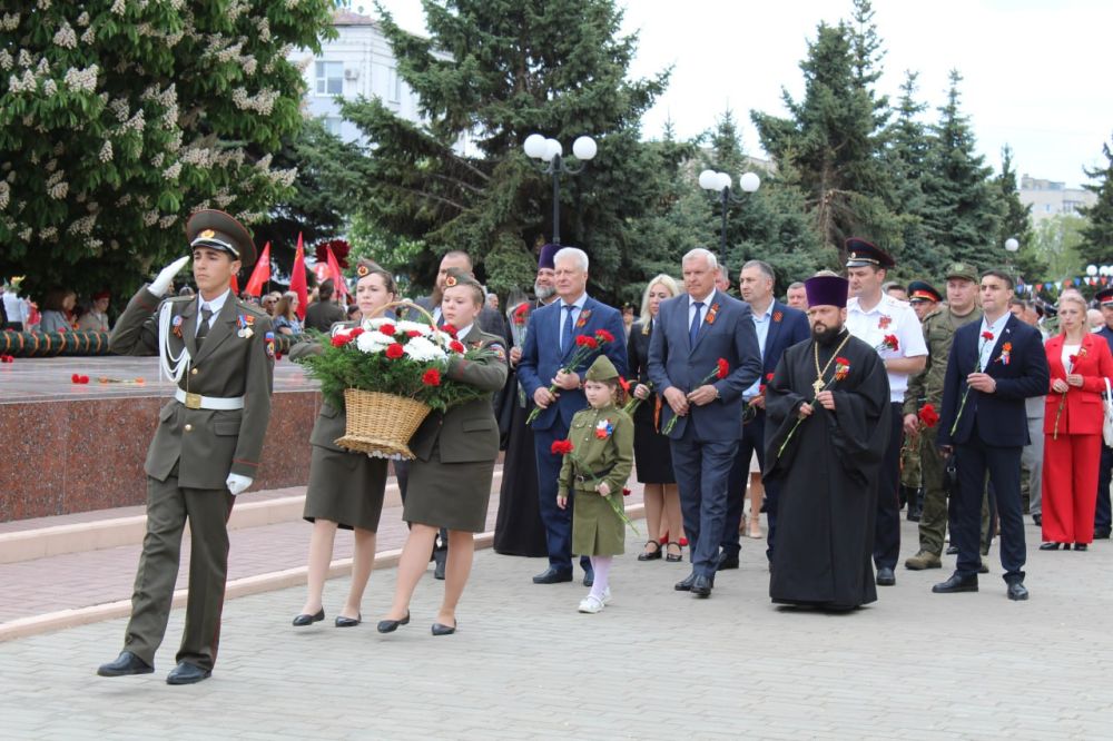 Сегодня в Краснодоне, на священной площади нашего города состоялся торжественный митинг в честь 80-летней годовщины Победы в Великой Отечественной Войне Сегодня в Краснодоне, на священной площади нашего города состоялся торжественный митинг в честь 80-летней годовщины Победы в Великой Отечественной Войне