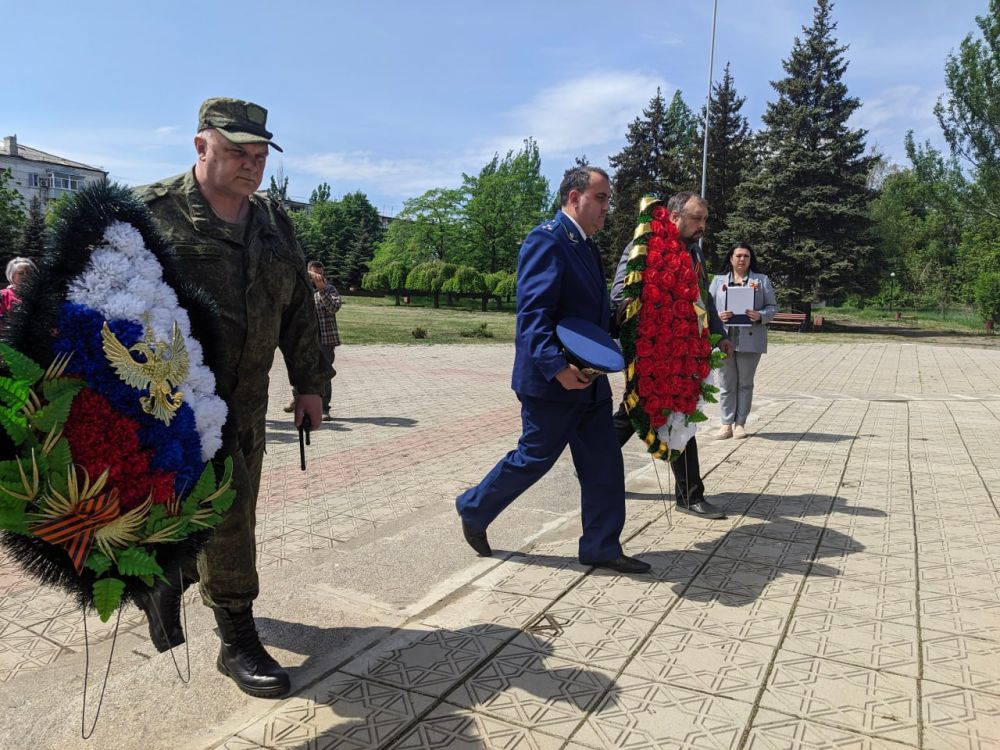 Поклонимся великим тем годам Поклонимся великим тем годам