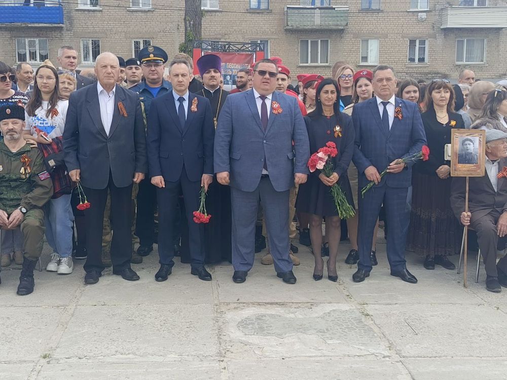 Сегодня торжественный митинг собрал ровенчан, чтобы отдать дань памяти всем тем, кто защищал нашу страну в годы Великой Отечественной войны на фронте и в тылу, тем, кто восстанавливал страну в послевоенные годы, и, конечно... Сегодня торжественный митинг собрал ровенчан, чтобы отдать дань памяти всем тем, кто защищал нашу страну в годы Великой Отечественной войны на фронте и в тылу, тем, кто восстанавливал страну в послевоенные годы, и, конечно...