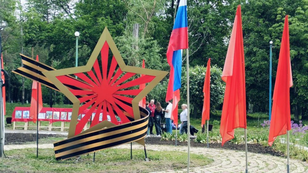 Сегодня в Парке культуры и отдыха им. Героев города Ровеньки состоялось открытие передвижной выставки «Нам 41-й не забыть, нам 45-й славить!», посвящённой подвигу советского народа в Великой Отечественной войне Сегодня в Парке культуры и отдыха им. Героев города Ровеньки состоялось открытие передвижной выставки «Нам 41-й не забыть, нам 45-й славить!», посвящённой подвигу советского народа в Великой Отечественной войне