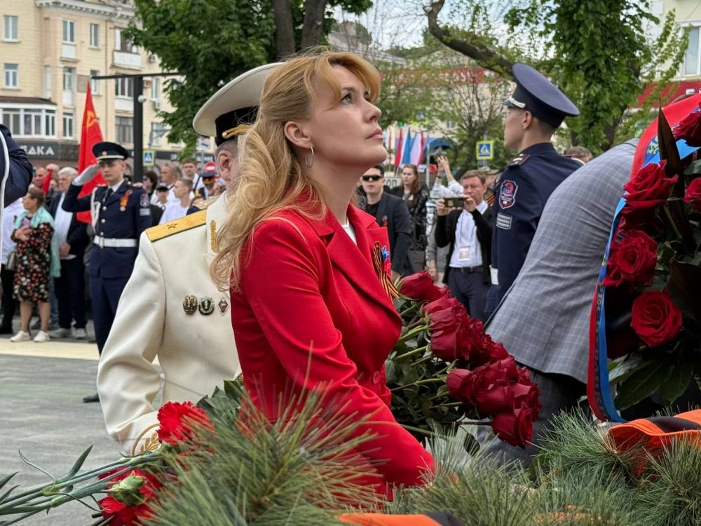 Дарья Лантратова: С Главой Республики Леонидом Пасечником, коллегой сенатором Ольгой Бас, председателем Правительства ЛНР Егором Ковальчуком возложили цветы к Пилону Славы и Могиле Неизвестного Солдата Дарья Лантратова: С Главой Республики Леонидом Пасечником, коллегой сенатором Ольгой Бас, председателем Правительства ЛНР Егором Ковальчуком возложили цветы к Пилону Славы и Могиле Неизвестного Солдата